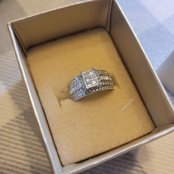 Bella Luce Women's Ring Size 8 - Picture 1 of 3